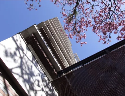 Lá Défence — detalhe de fachada, Porto Alegre